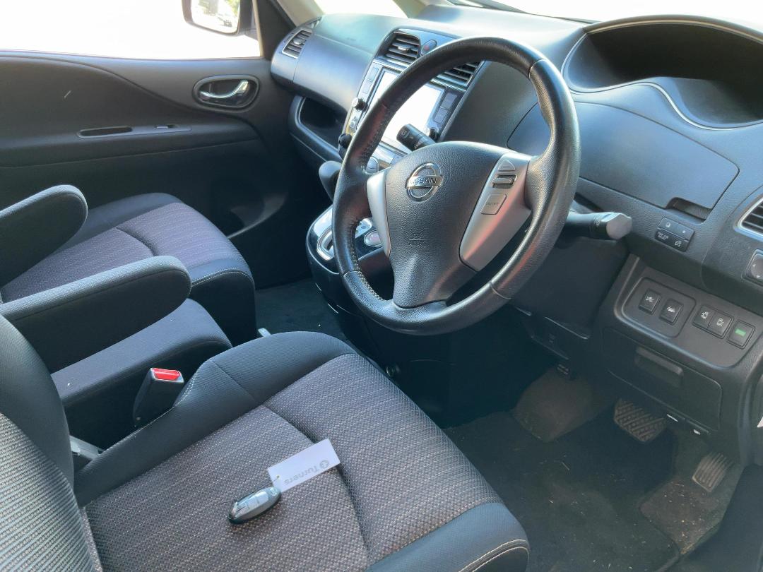 Photo '16' of Nissan Serena Photo '16' of Nissan Serena