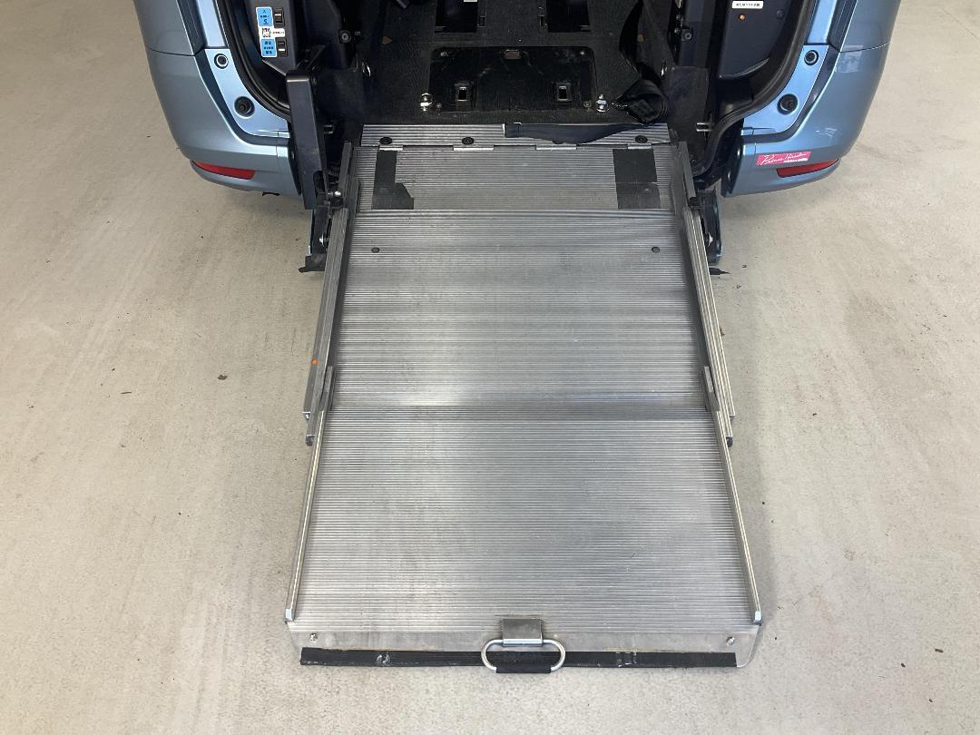 Photo '30' of Nissan Serena