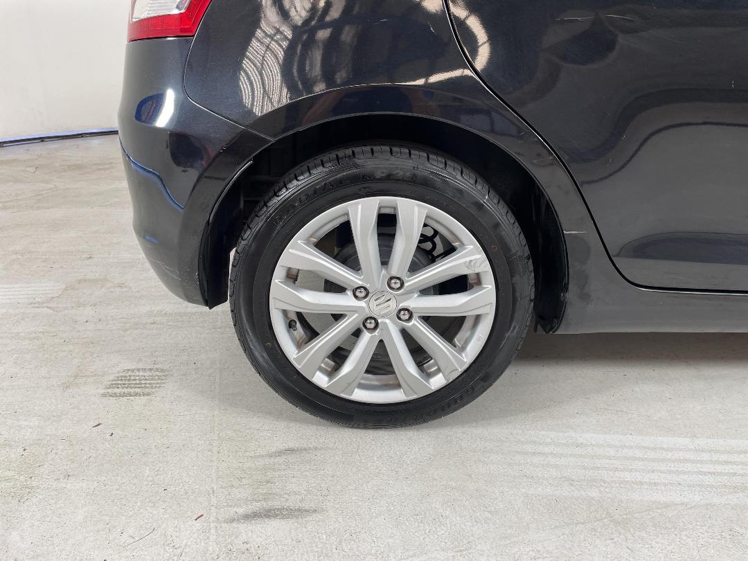 Photo '12' of Suzuki Swift