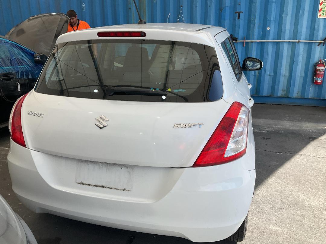 Photo '7' of Suzuki Swift Glxab Photo '7' of Suzuki Swift Glxab