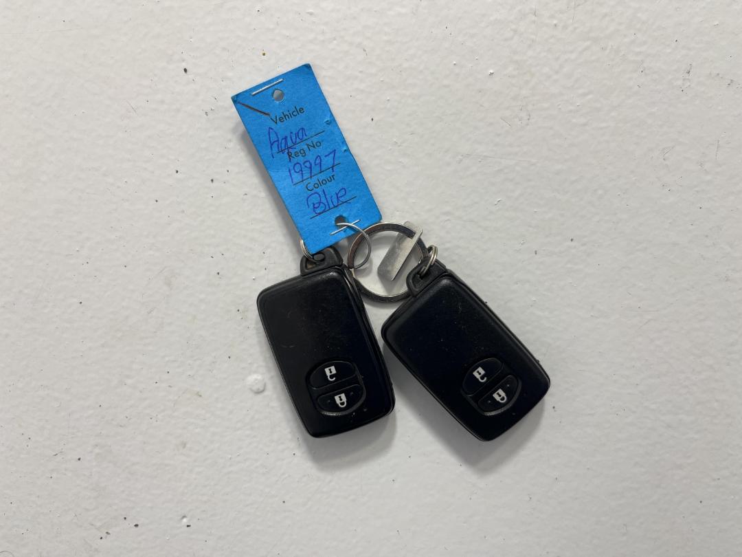 Photo '22' of Toyota Aqua Photo '22' of Toyota Aqua