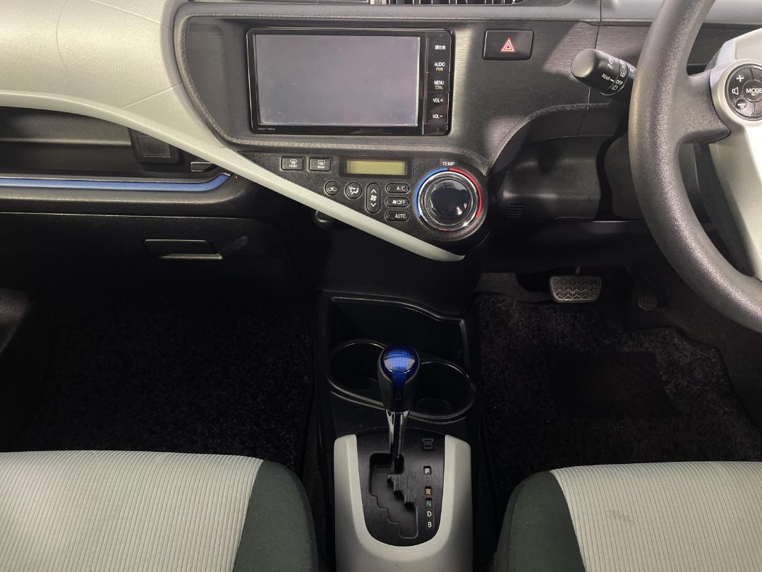 Photo '18' of Toyota Aqua Photo '18' of Toyota Aqua