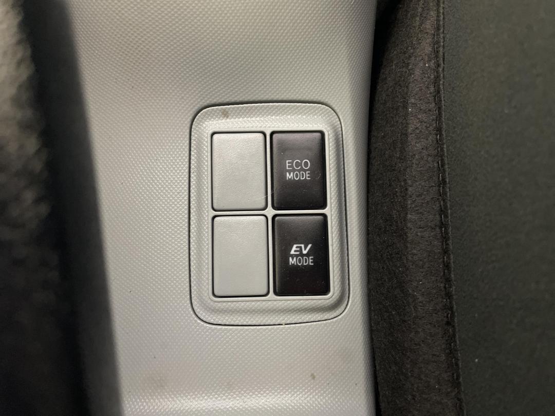 Photo '23' of Toyota Aqua Photo '23' of Toyota Aqua