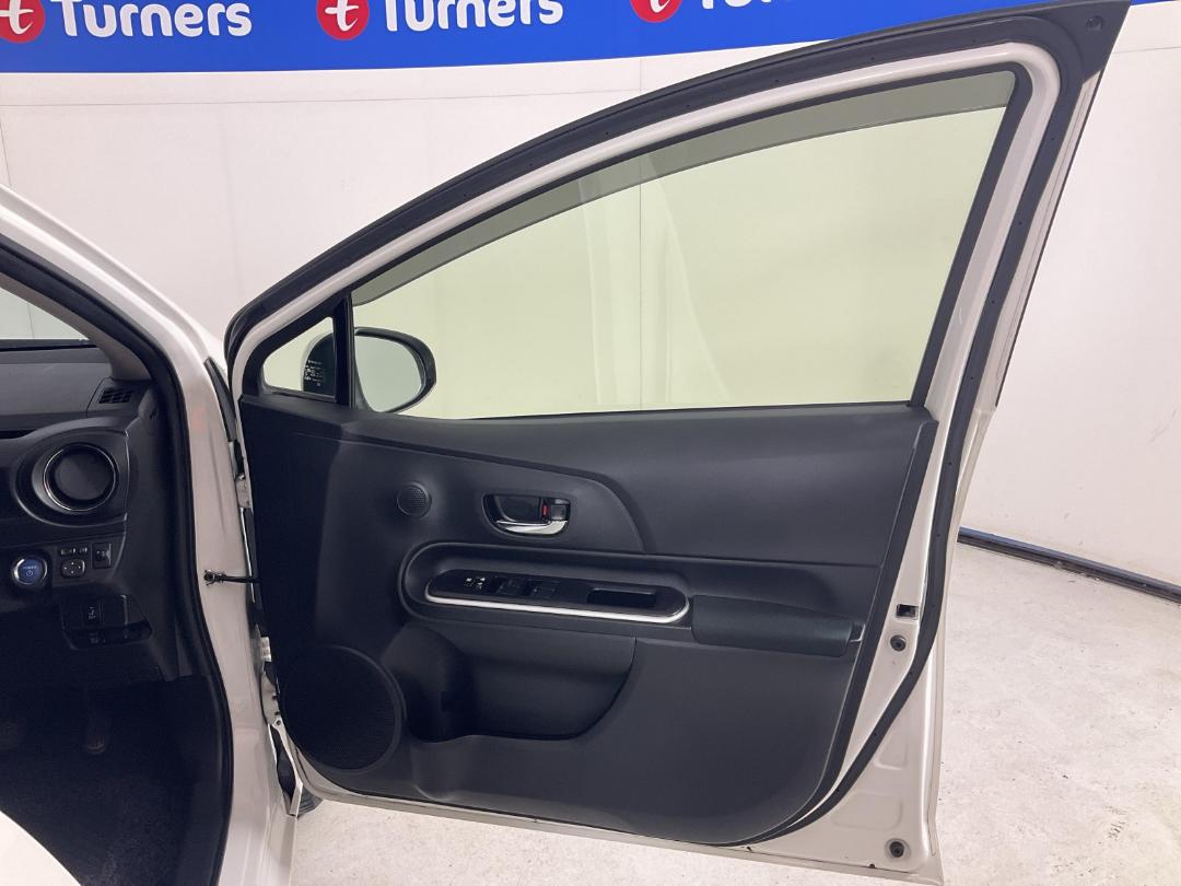 Photo '15' of Toyota Aqua Photo '15' of Toyota Aqua