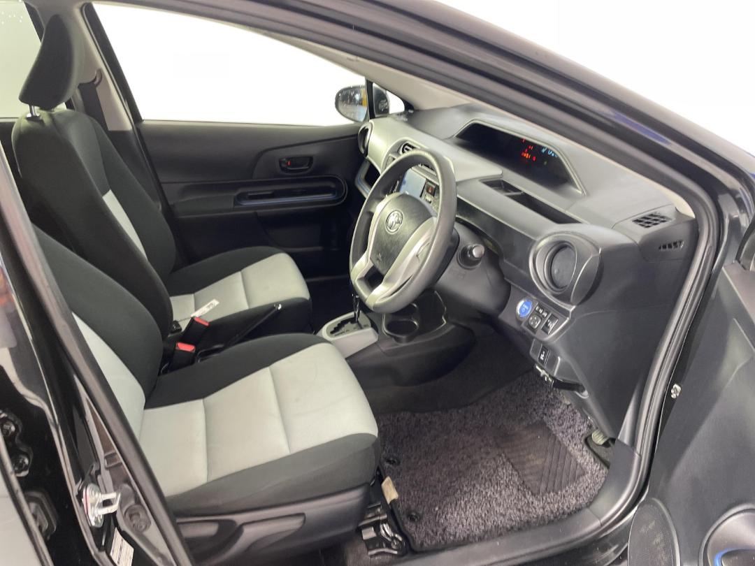 Photo '16' of Toyota Aqua Photo '16' of Toyota Aqua