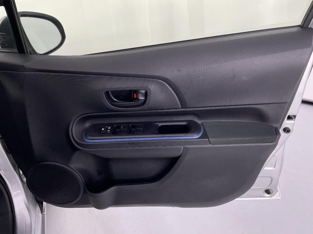 Photo '13' of Toyota Aqua