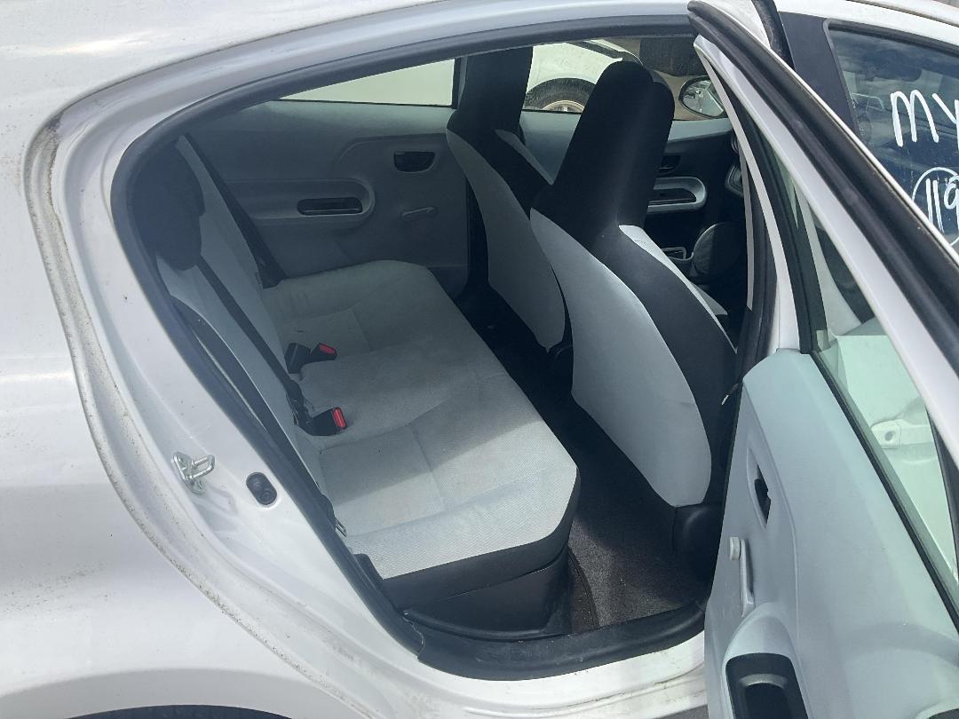 Photo '10' of Toyota Aqua Hybrid Photo '10' of Toyota Aqua Hybrid