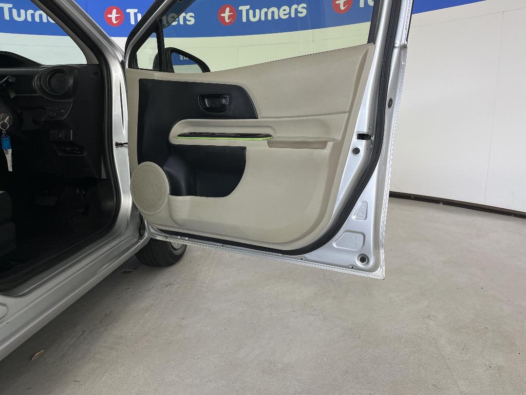 Photo '15' of Toyota Aqua