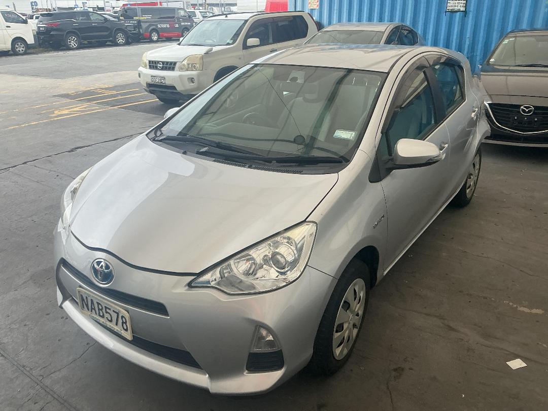 Photo '6' of Toyota Aqua Hybrid