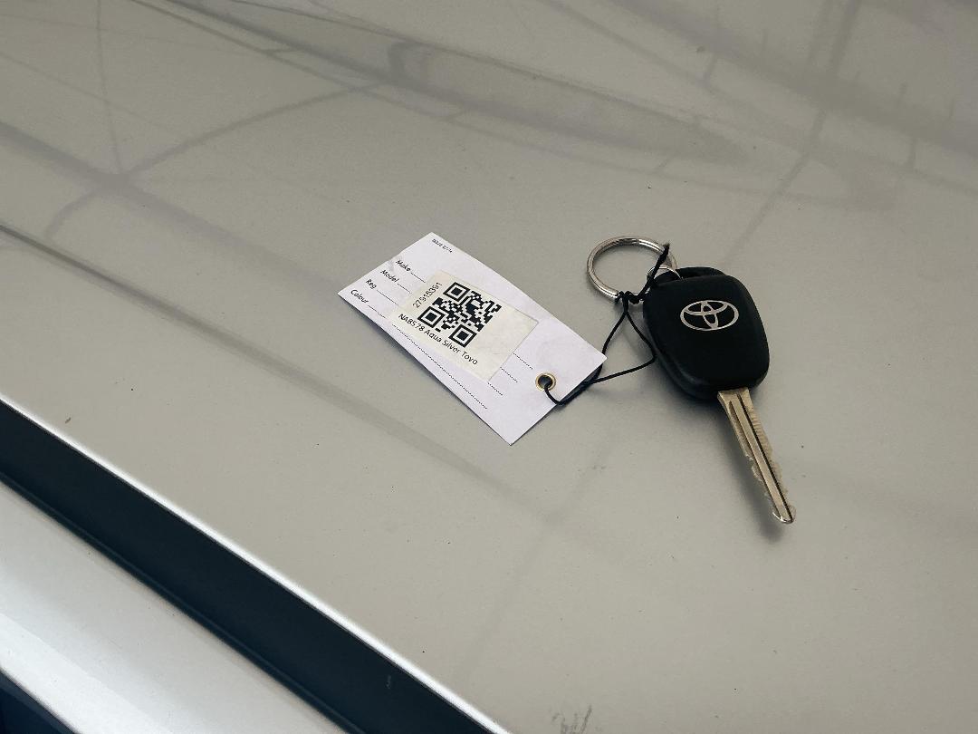 Photo '21' of Toyota Aqua Hybrid