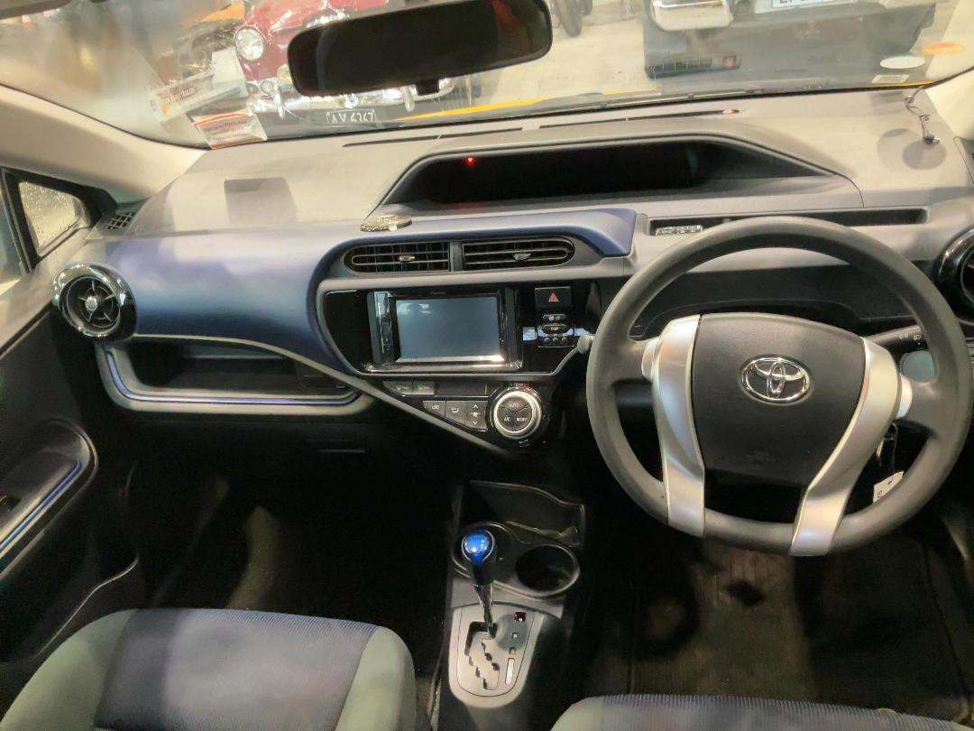 Photo '14' of Toyota Aqua Hybrid