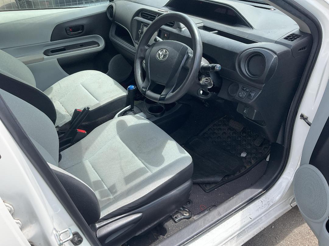 Photo '12' of Toyota Aqua Hybrid