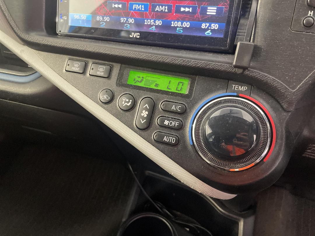 Photo '27' of Toyota Aqua