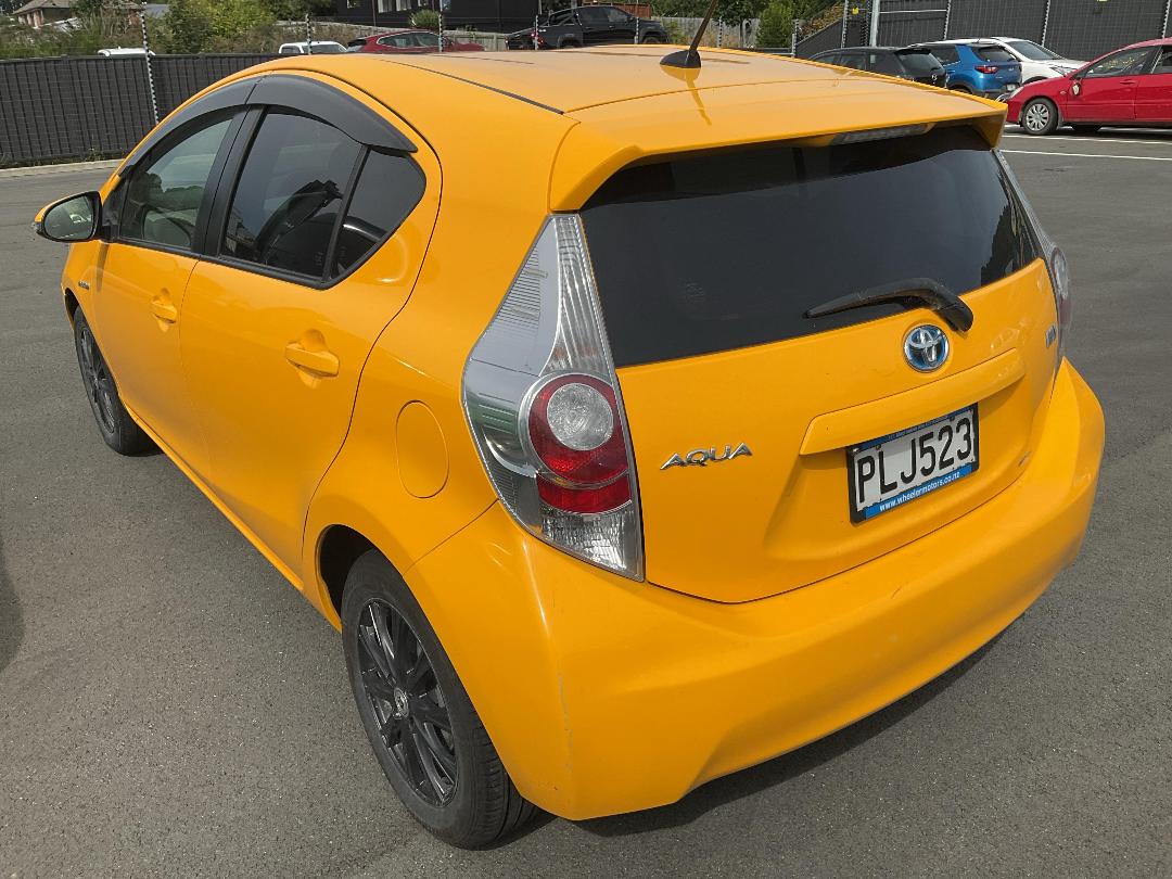 Photo '3' of Toyota Aqua Photo '3' of Toyota Aqua