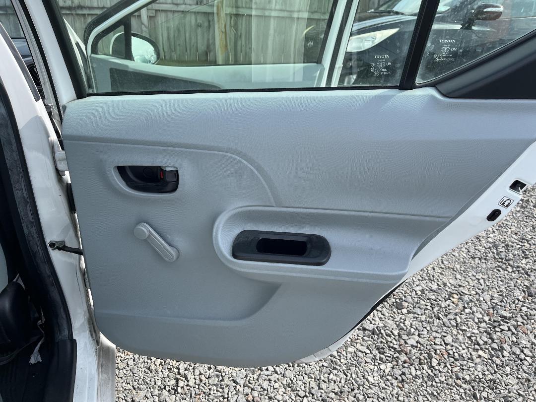 Photo '17' of Toyota Aqua Hybrid