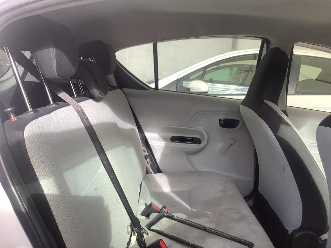 Photo '10' of Toyota Aqua Photo '10' of Toyota Aqua