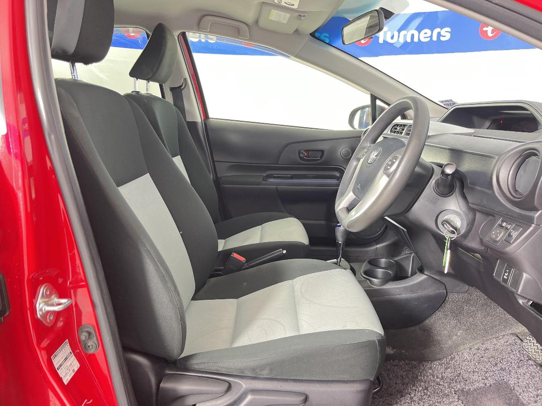 Photo '16' of Toyota Aqua Photo '16' of Toyota Aqua