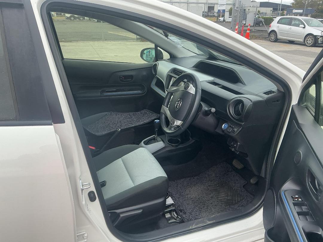 Photo '12' of Toyota Aqua