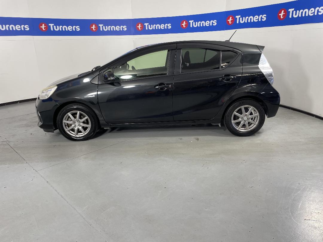 Photo '24' of Toyota Aqua