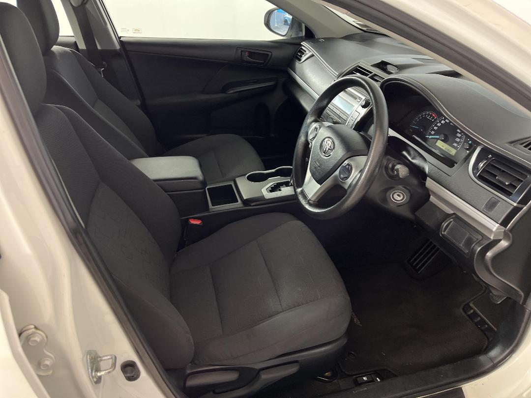 Photo '16' of Toyota Camry