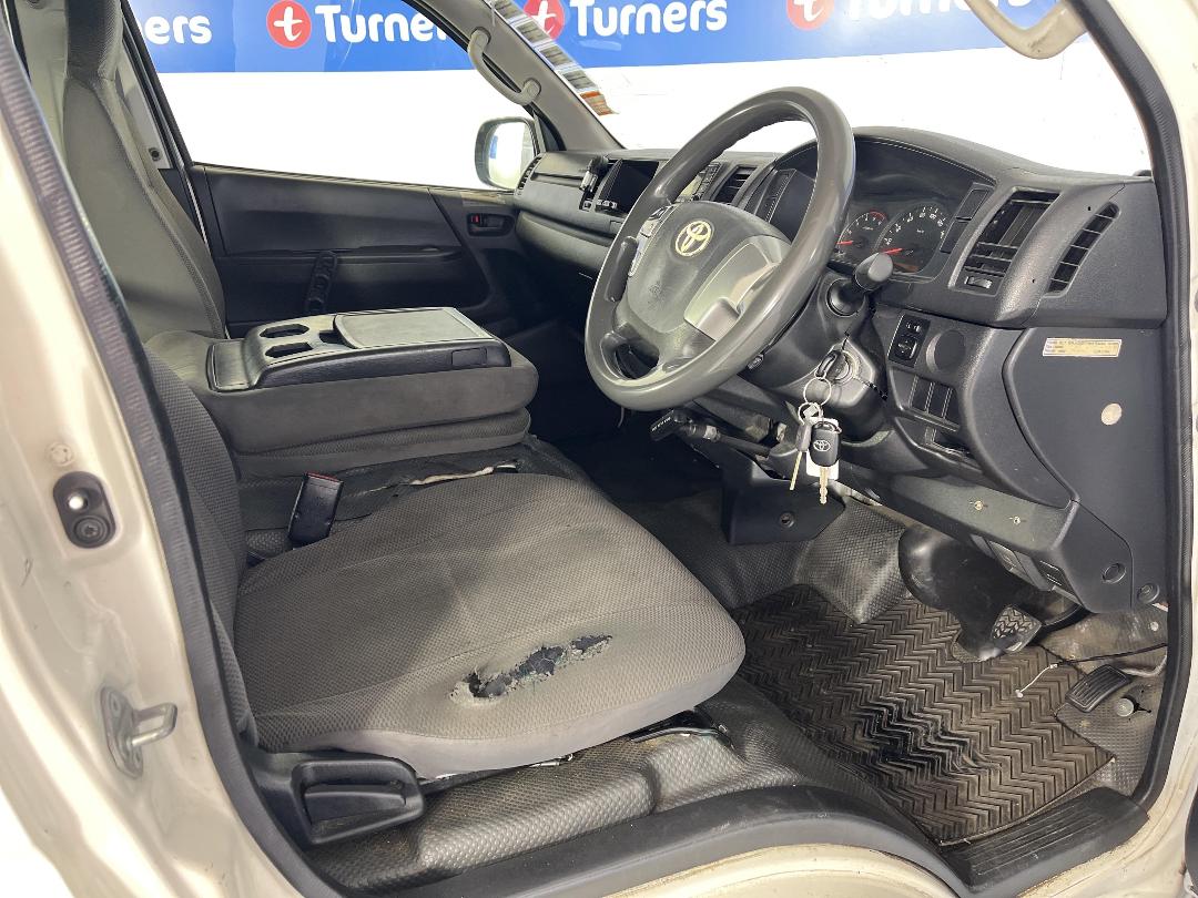 Photo '16' of Toyota Hiace