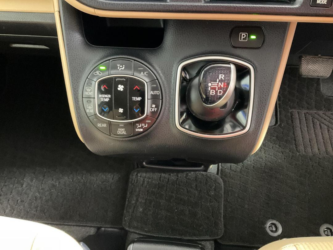 Photo '18' of Toyota Noah Photo '18' of Toyota Noah