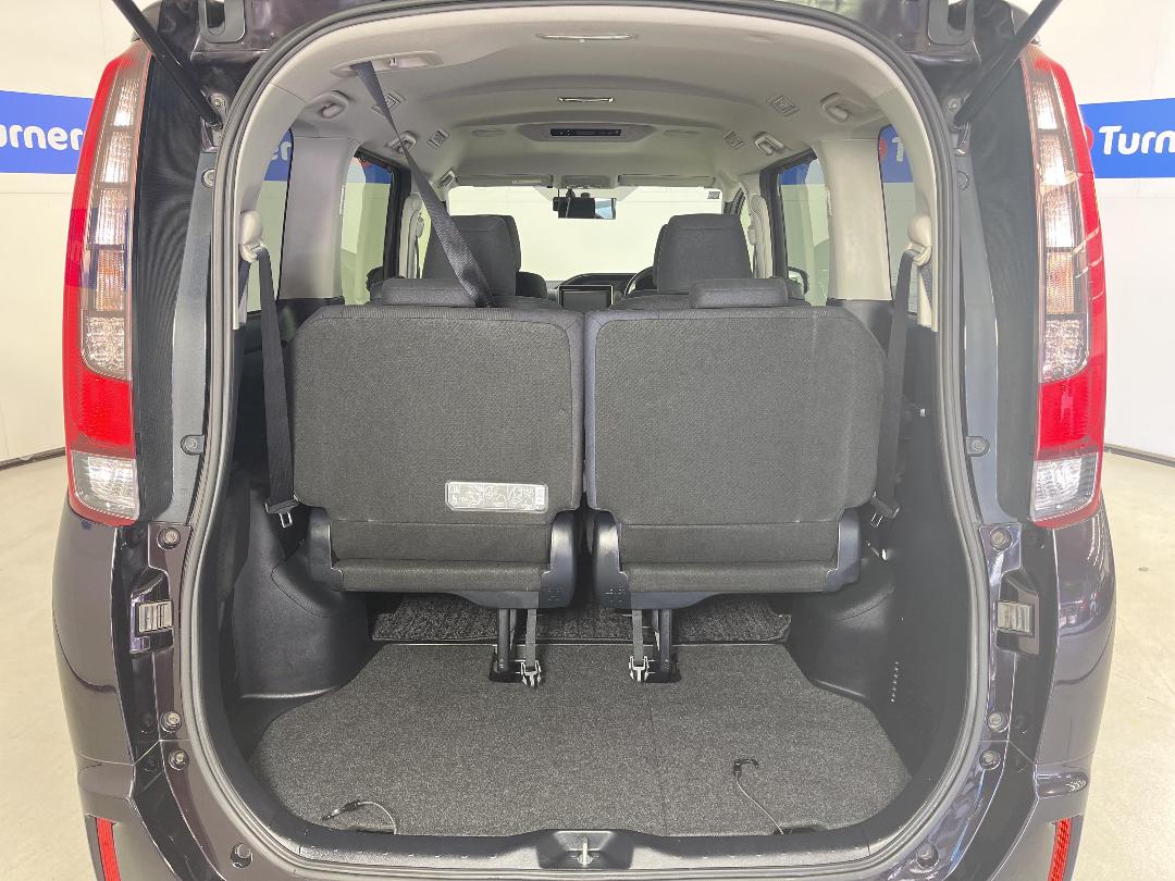 Photo '14' of Toyota Noah