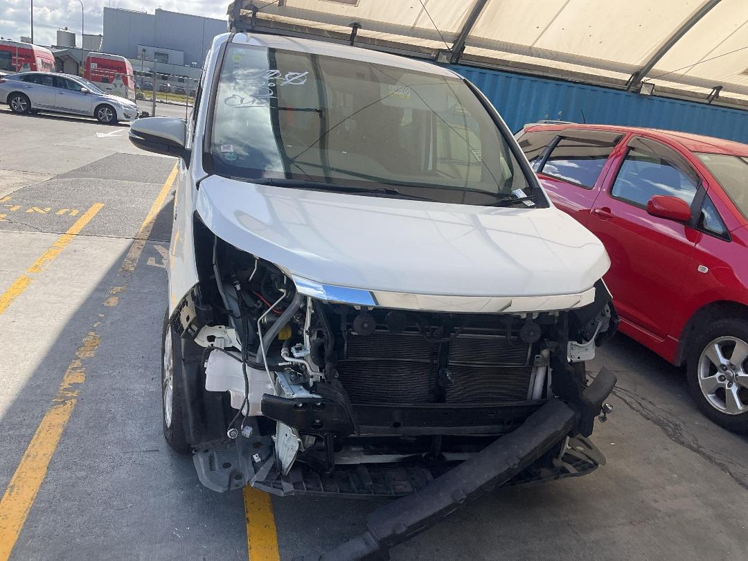 Photo '2' of Toyota Noah Hybrid