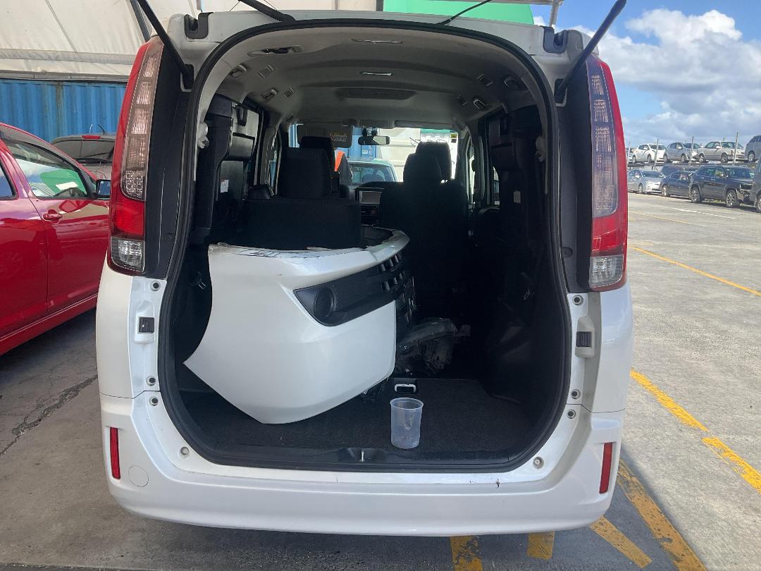 Photo '11' of Toyota Noah Hybrid