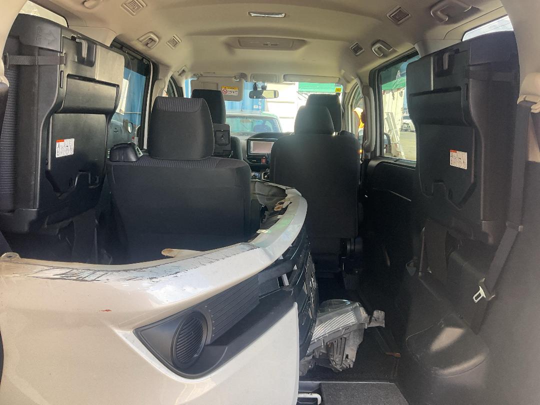 Photo '12' of Toyota Noah Hybrid