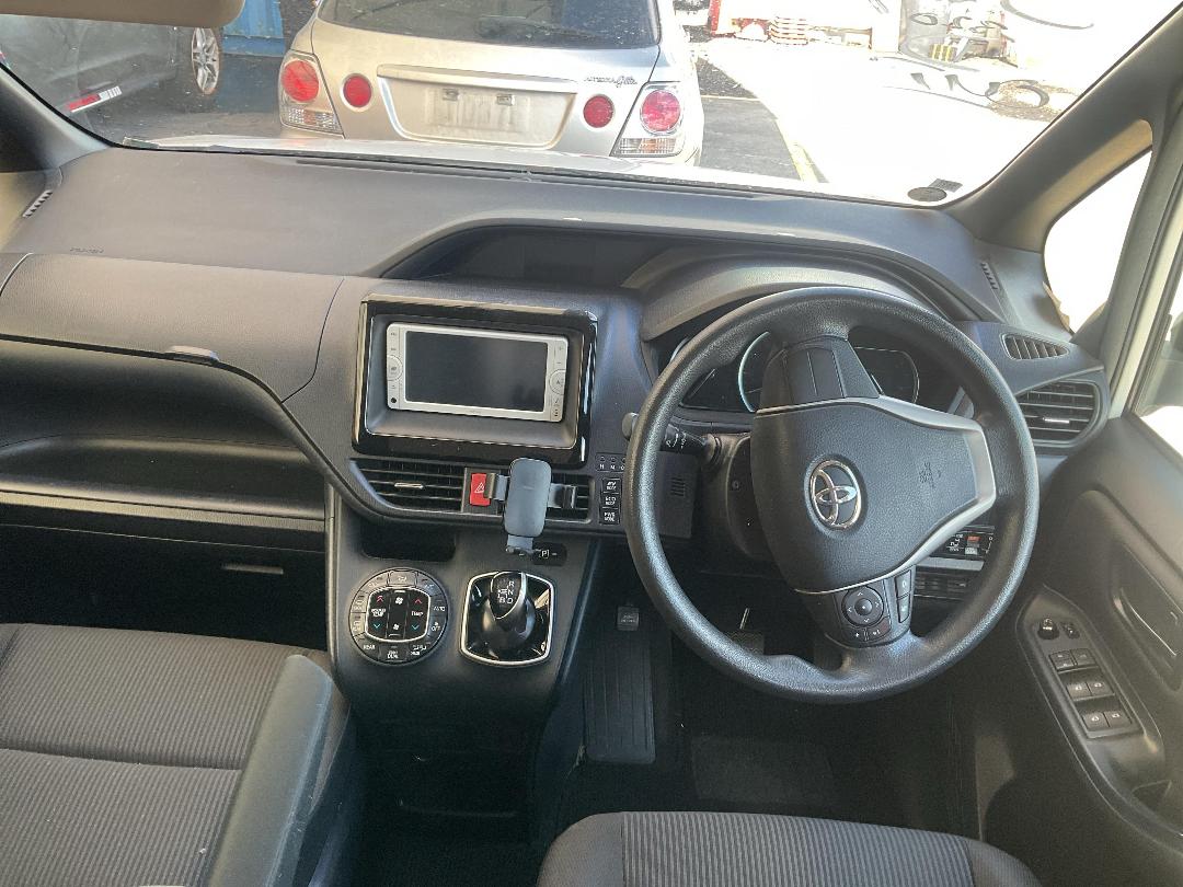 Photo '18' of Toyota Noah Hybrid