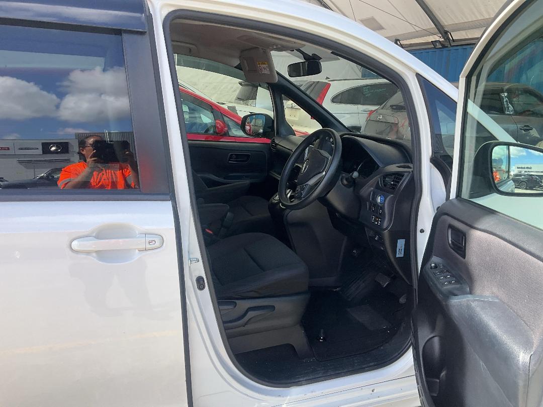 Photo '19' of Toyota Noah Hybrid