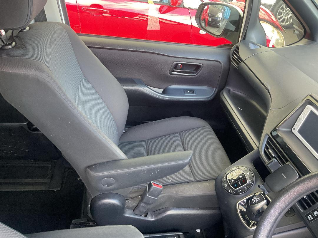 Photo '20' of Toyota Noah Hybrid