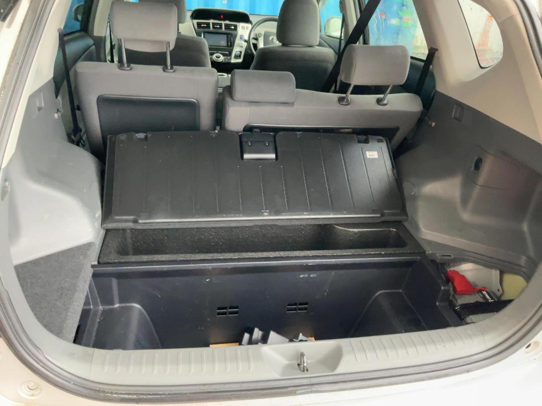 Photo '11' of Toyota Prius Alpha