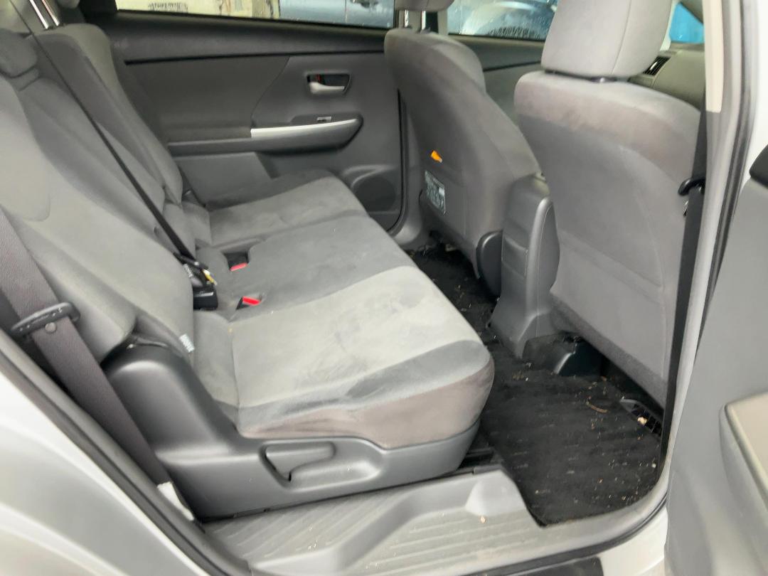 Photo '16' of Toyota Prius Alpha