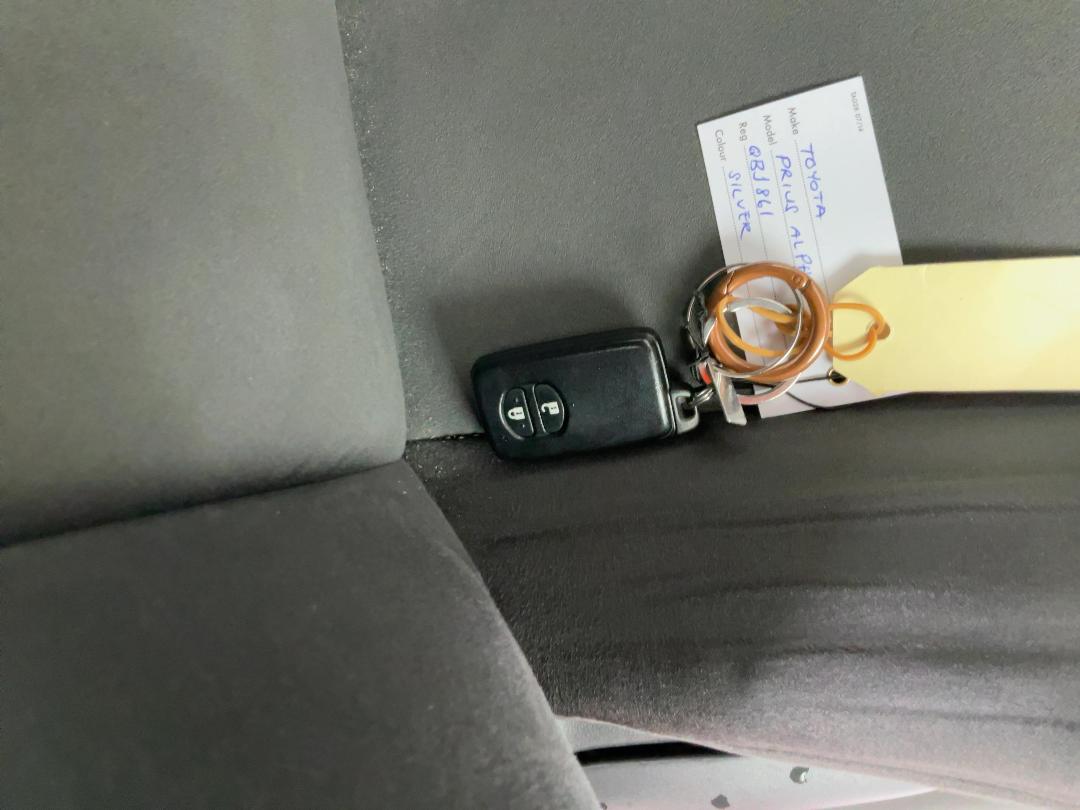 Photo '19' of Toyota Prius Alpha