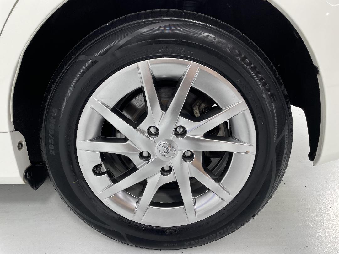 Photo '11' of Toyota Prius