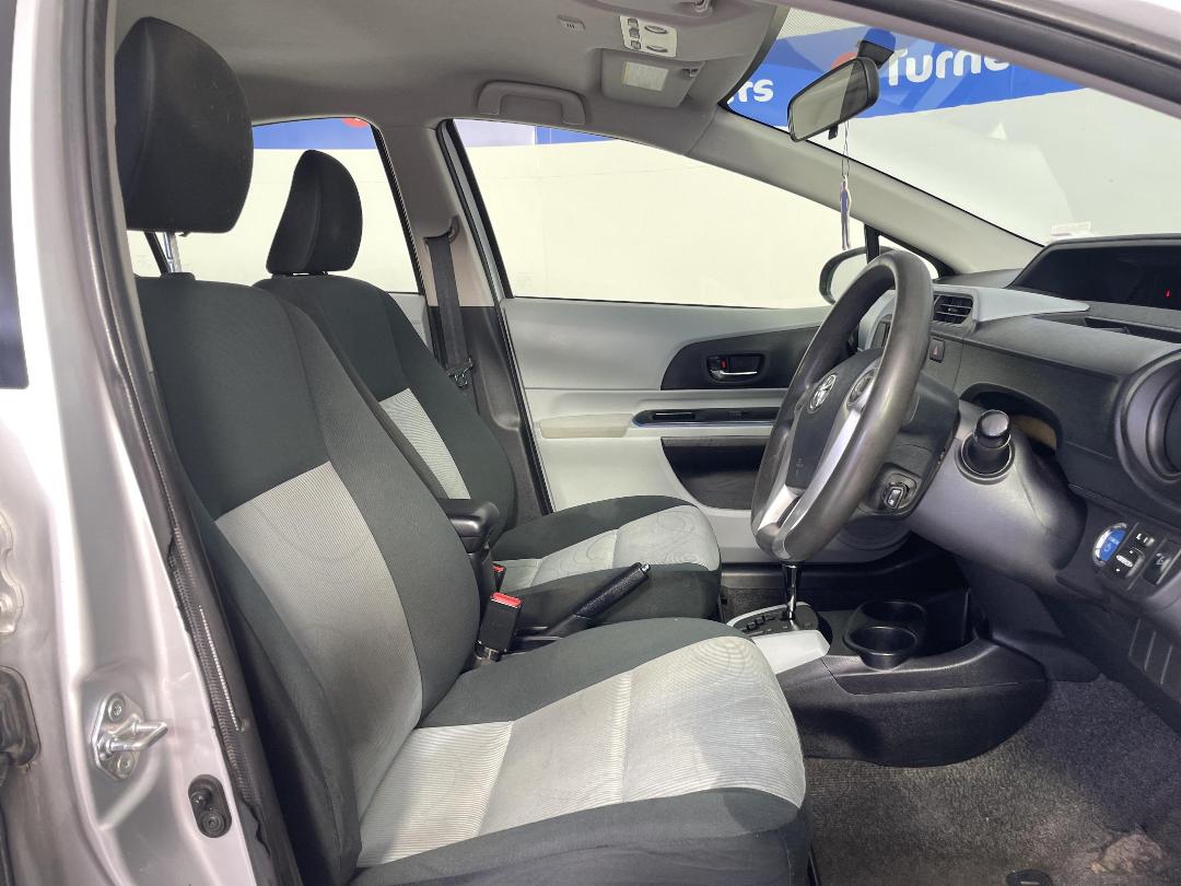 Photo '16' of Toyota Prius C Photo '16' of Toyota Prius C