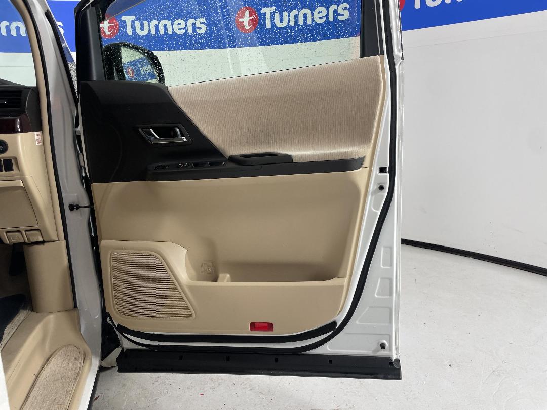 Photo '13' of Toyota Vellfire Photo '13' of Toyota Vellfire