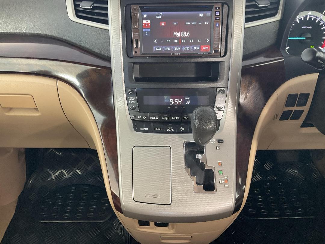 Photo '18' of Toyota Vellfire