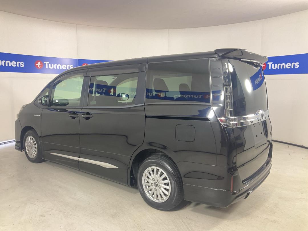 Photo '5' of Toyota Voxy Photo '5' of Toyota Voxy