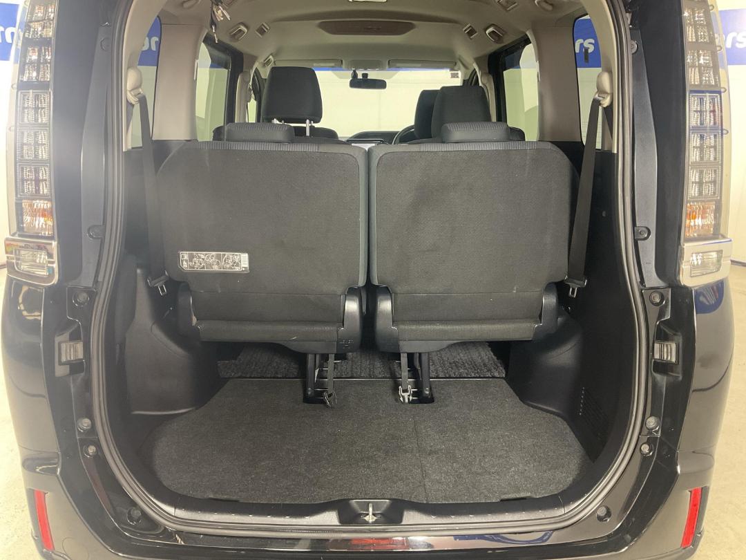 Photo '14' of Toyota Voxy Photo '14' of Toyota Voxy