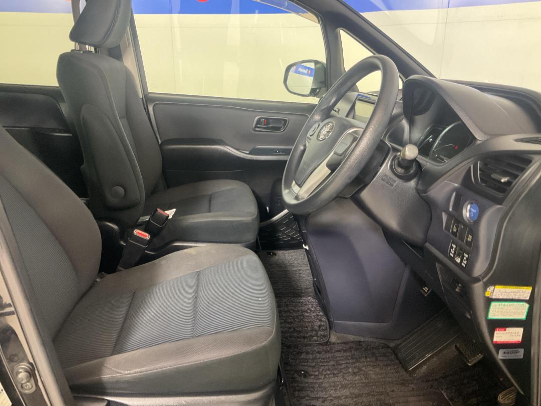 Photo '16' of Toyota Voxy Photo '16' of Toyota Voxy