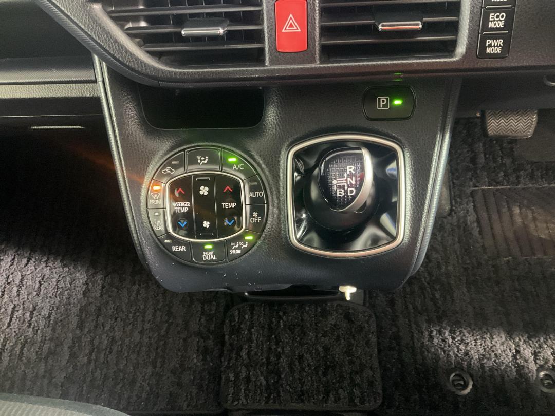 Photo '18' of Toyota Voxy Photo '18' of Toyota Voxy