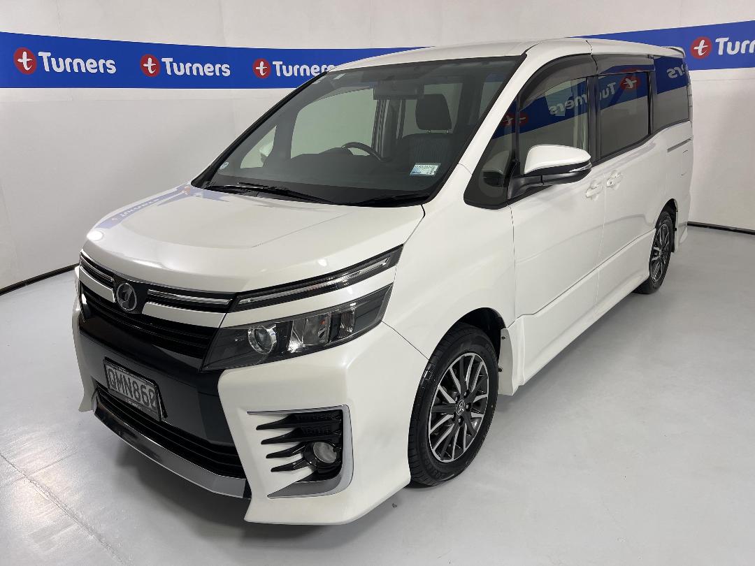 Photo '4' of Toyota Voxy Photo '4' of Toyota Voxy