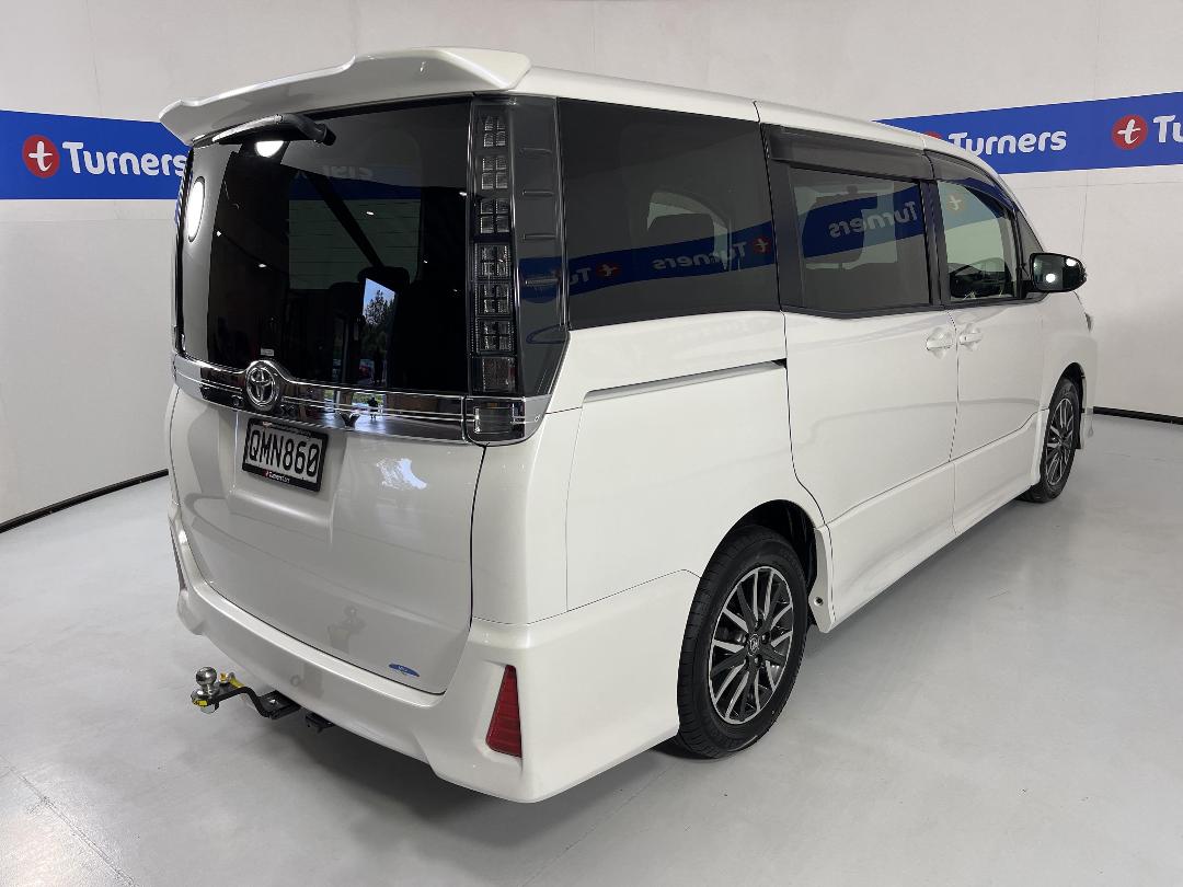 Photo '7' of Toyota Voxy Photo '7' of Toyota Voxy