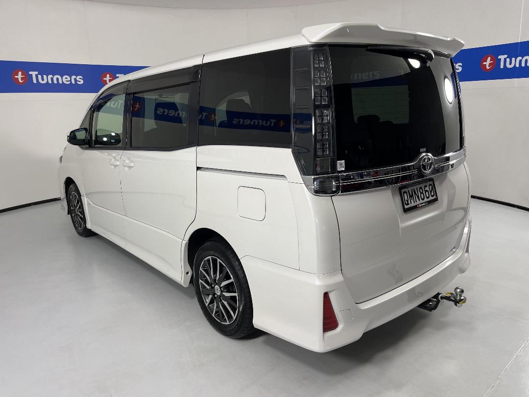 Photo '5' of Toyota Voxy Photo '5' of Toyota Voxy