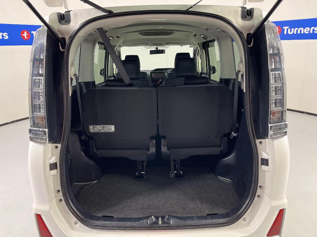 Photo '14' of Toyota Voxy Photo '14' of Toyota Voxy