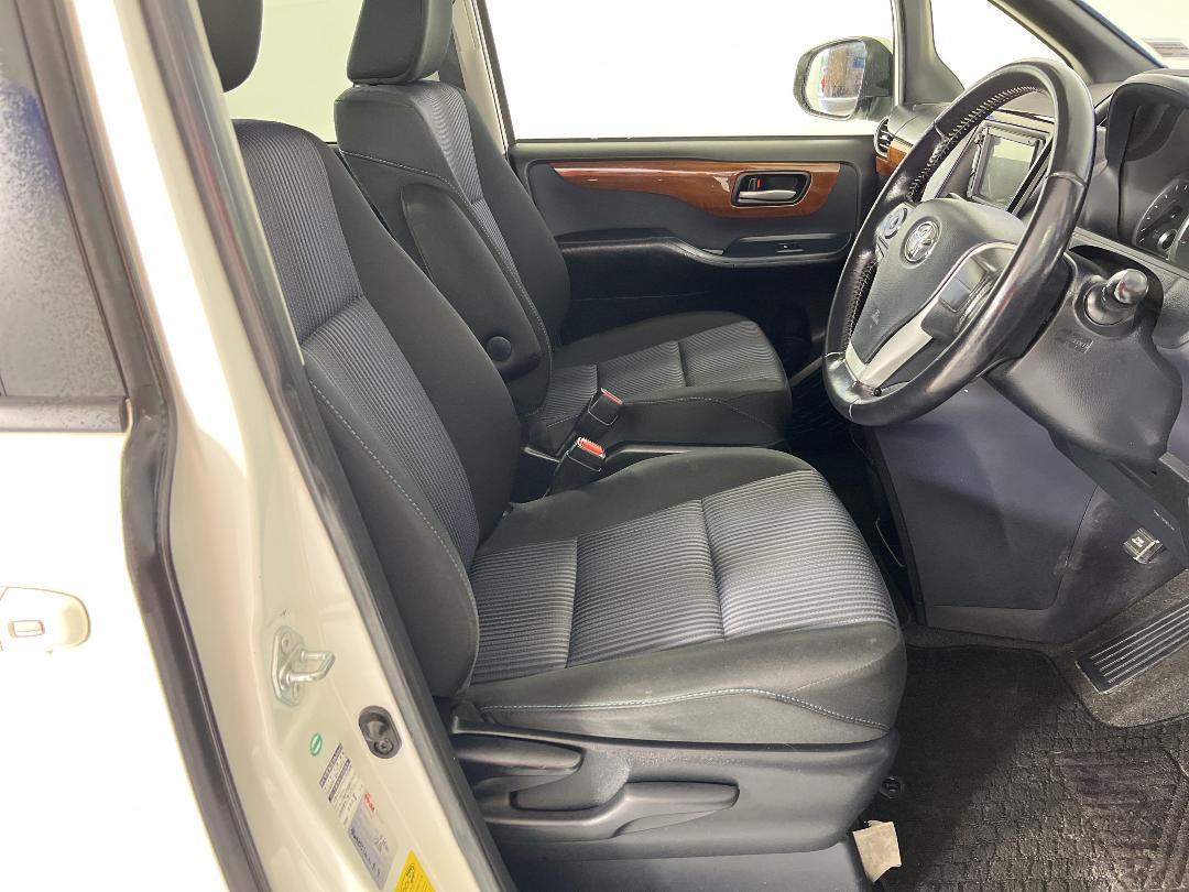 Photo '16' of Toyota Voxy Photo '16' of Toyota Voxy