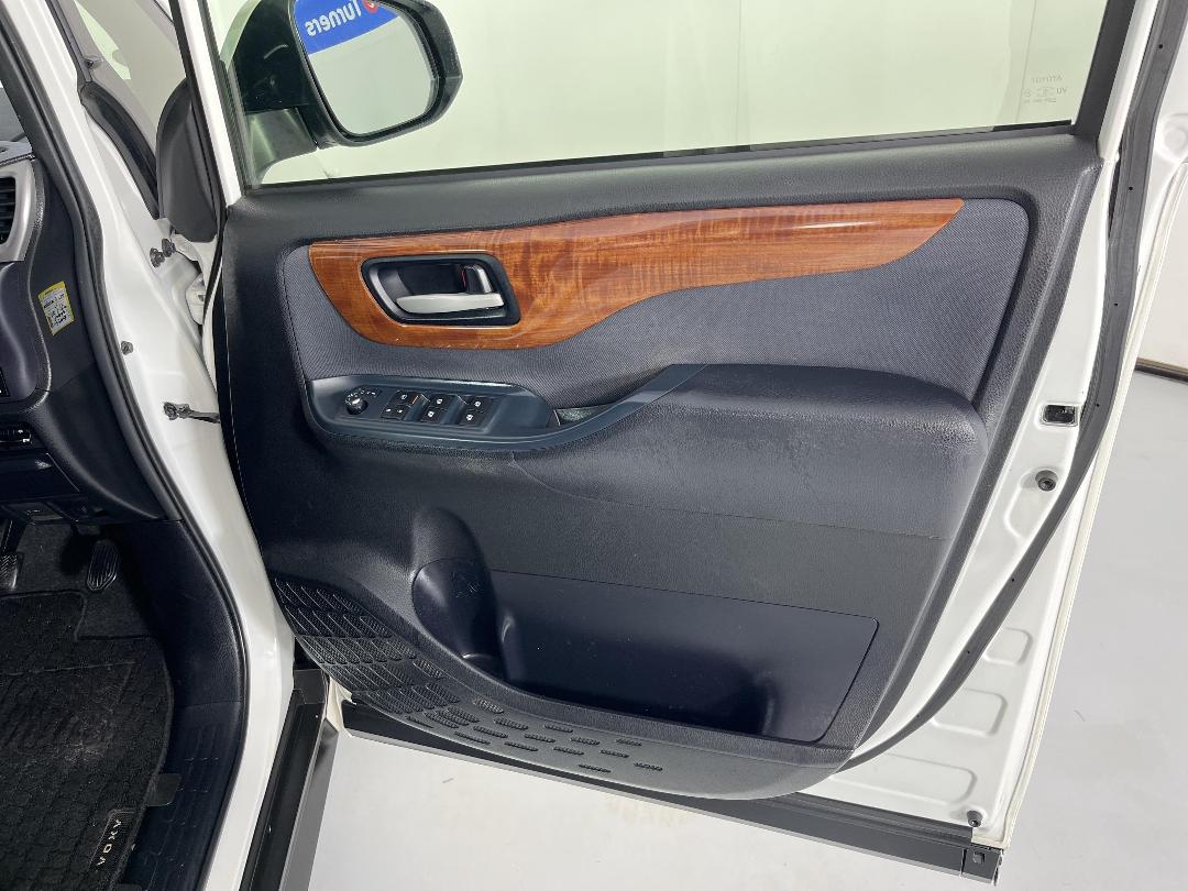 Photo '15' of Toyota Voxy Photo '15' of Toyota Voxy